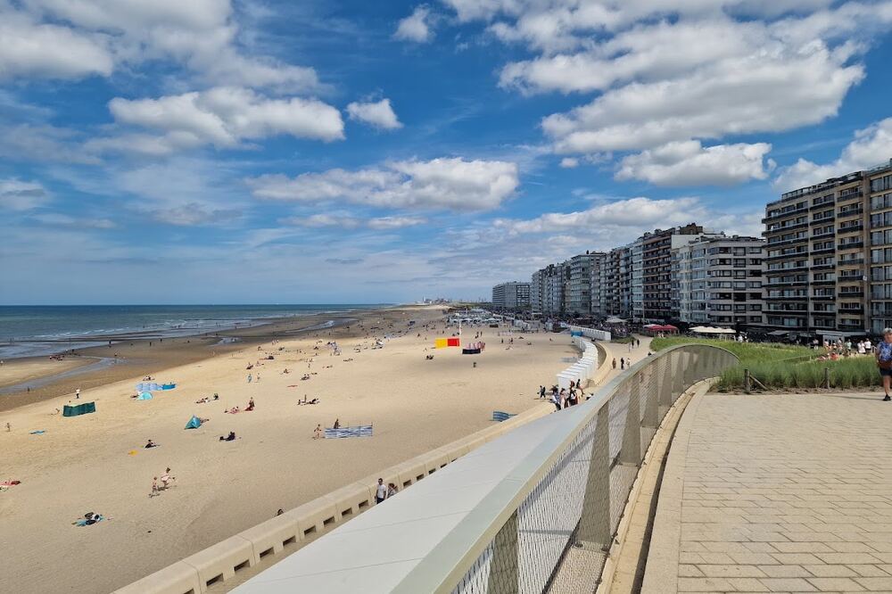 Het strand van Middelkerke gezien vanaf de zeedijk